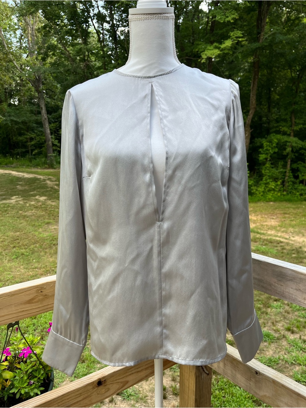 WORTH 100% Silk Size 6 Silver Long Sleeve Zip Up Blouse